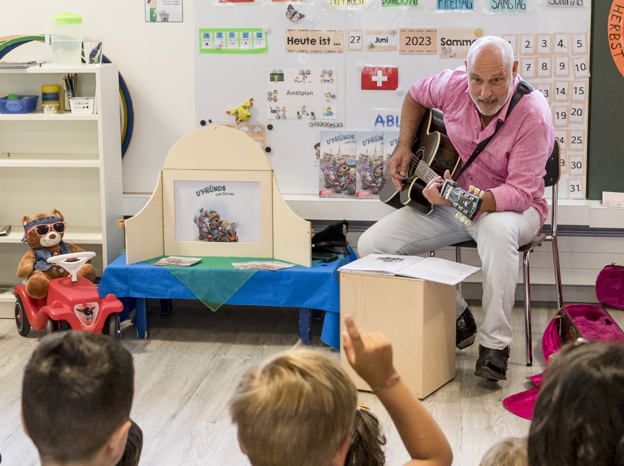 Rico Gagliardi bei einer Lesung vor Kindern